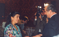 Ruža Nikolić-Lakatos mit dem ehemaligen Bundespräsidenten Thomas Klestil (Ruža8_1996)