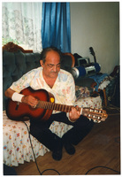 Mišo Nikolić mit Gitarre (P0001FOT-01-13r)